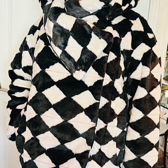 This is an authentic UGG coat. This is brand new and never worn large coat. - Picture 3 of 6